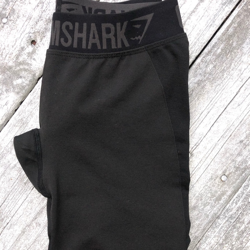 Gym shark leggings